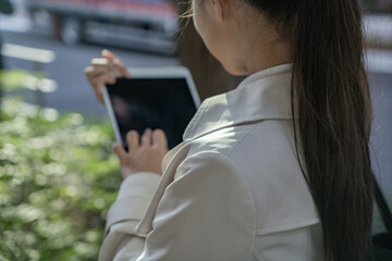 タブレットを操作する女性