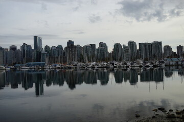 Obraz premium ダウンタウン バンクーバーの街並み ウォーターフロント スタンレーパークからの眺め 海 カナダ 