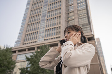 オフィス街で電話する女性