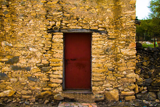 Fachada de casa r&uacute;stica en zona des&eacute;rtica media de San Luis Potos&iacute; M&eacute;xico, camino a tierra adentro trazado por la conquista espa&ntilde;ola en el sigo 17