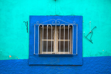 Ventanas tradicionales de los pueblos  mexicanos del centro del País, en colores azules intensos o...