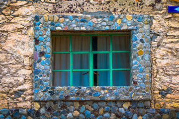 Elaborada ventana construida con piedra de río y roca de la región, perteneciente a casas tradicionales de pueblos mineros en el estado de San Luis Potosí pueblo de Armadillo de los Infante