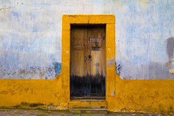 Puerta de madera desgastada con marco despintado de casa del año de 1900 en el Pueblo de Armadillo de los Infante San Luis Potosí México, Peculiares y coloridas puertas en la región media del estado