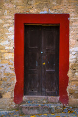 Fragmento de fachada de una puerta antigua, perteneciente una casa de la época minera en el pueblo de Armadillo de los Infantes San Luis Potosí México, Fachadas bien conservadas en el pueblo mágico.