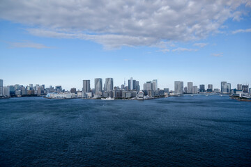 Obraz premium 東京湾から臨むベイエリア都市風景