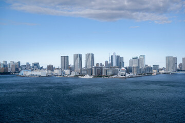 Naklejka premium 東京湾から臨むベイエリア都市風景