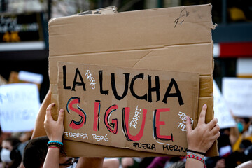 Protest sign in Peru, sign "The fight goes on" in Spanish
