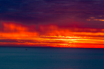 Obraz premium Wallpaper blurred nature of the twilight light in the evening by the large water basin surrounded by big trees, the integrity of the forest