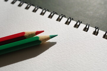 クリスマスカラーの色鉛筆とスケッチブック