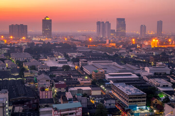 Fototapeta premium Panorama view of panoramic city views, overlooking a wide range of high-rise buildings, blurred breezes, residential distribution (condominiums, offices, expressways)