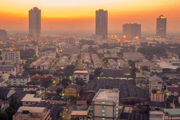 Obraz premium Panorama view of panoramic city views, overlooking a wide range of high-rise buildings, blurred breezes, residential distribution (condominiums, offices, expressways)