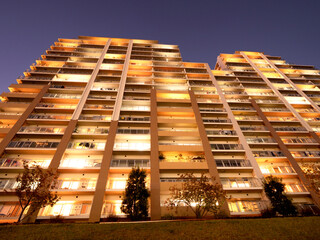 夕暮れの大型マンション