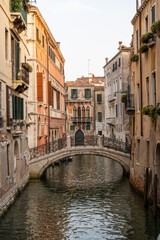 Fototapeta na wymiar One of the countless beautiful small canals in the old town of Venice, Italy