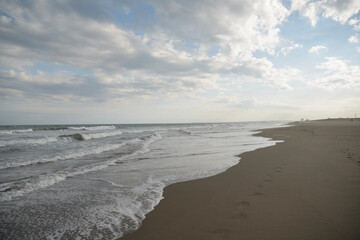 海、砂浜、波打ち際のあしあと