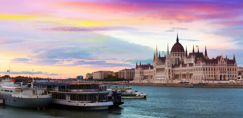Fototapeta premium Residence of Hungary parliament on bank of Danube in Budapest at sunset