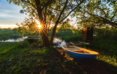 Obraz premium Fishing boat in a lake or river during the sunset