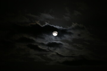 雲に隠れる満月