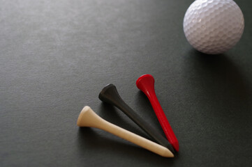 ゴルフボールとティー