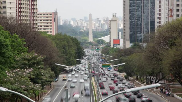 hyper lapse da avenida vinte e tr&ecirc;s de maio com vista para o Obelisco em frente ao parque ibirapuera
time lapse