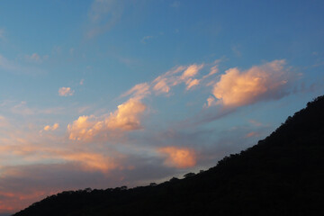 cielo atardecer nubes rojizo rojo surreal sueño surrealista montaña azul bello
