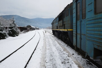 Obraz premium Train on the railway station in the Carpathian mountains in winter, Ukraine