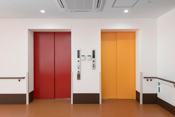 カラフルなエレベーター