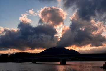 富士山周辺の流れる雲