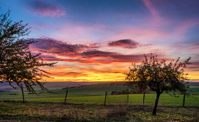 Traumhafter Sonnenuntergang über ländlicher Region