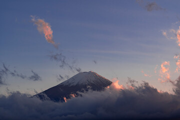 富士山山頂を流れる雲