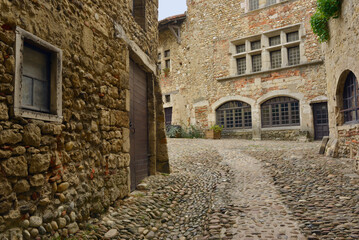 Entrée rue de la porte d'en haut à Pérouges (01800), Ain en Auvergne-Rhône-Alpes, France