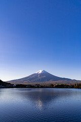 Fototapeta na wymiar 朝の河口湖に映る富士山