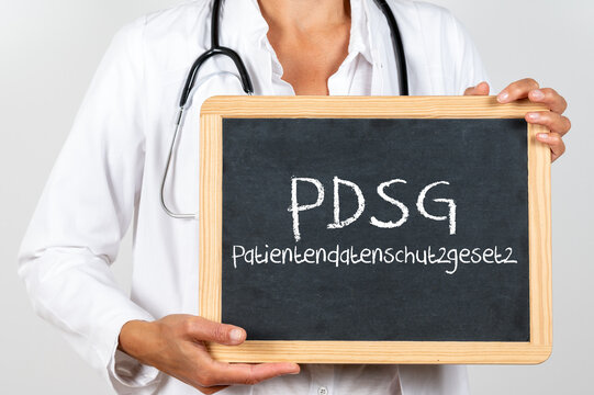 Ärztin mit einer Tafel zum PDSG Patientendatenschutzgesetz