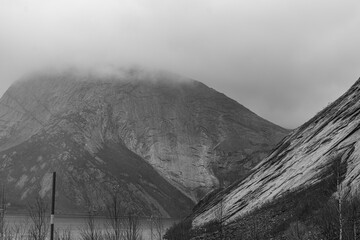 Masyw górski Kviturfjellet, w chrabstwie Nordland w Norwegii © Dreamnordno