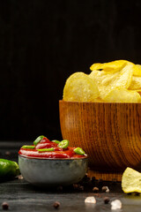 Potato chips and vegetables in composition 