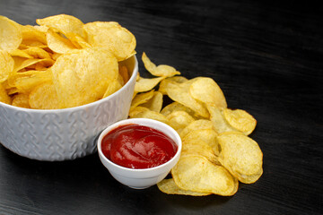 Potato chips and vegetables in composition 