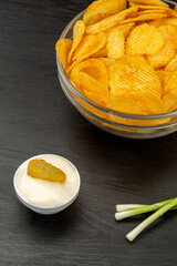 Potato chips and vegetables in composition 