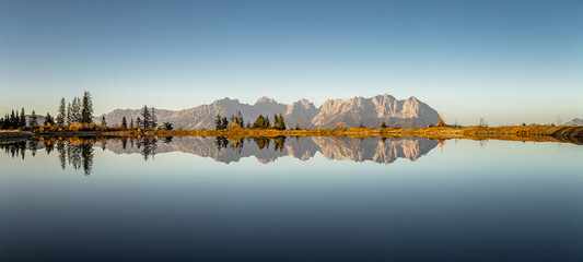 Wilder Kaiser Berge spiegeln sich im See
