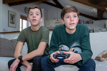 Adolescents jouant à la console de jeux à la maison