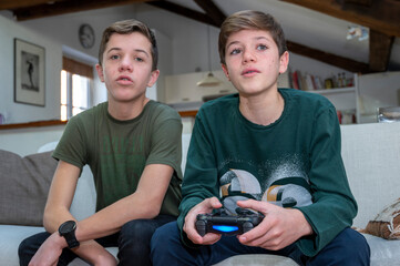 Adolescents jouant à la console de jeux à la maison