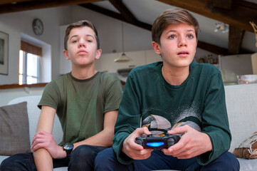 Adolescents jouant à la console de jeux à la maison