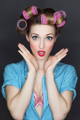 Junge Frau mit Lockenwicklern