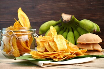Crispy bananas and fresh bananas are placed on the table.