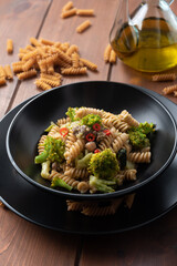 Piatto di saporita pasta con broccoli e salsiccia, Cibo Italiano