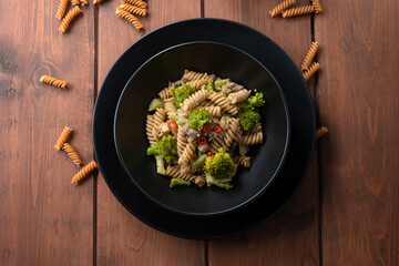 Piatto di saporita pasta con broccoli e salsiccia, Cibo Italiano