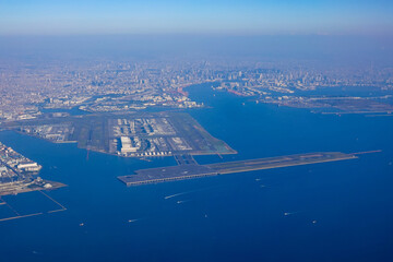 離陸直後、上空から羽田空港を一望