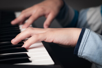 Obraz premium Manos de niño tocando el piano