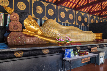 Fototapeta premium Wat Chedi Luang Buddhist temple in Chiang Mai, Thailand