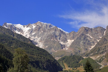 Fototapeta na wymiar Panorama della parete Est del Monte Rosa con cielo azzurro e nuvola bianca