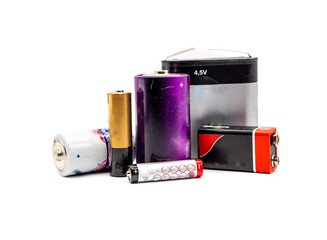 verschiedene Batterien isoliert auf weißen Hintergrund