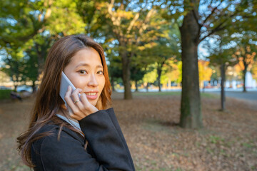 公園で電話する女性